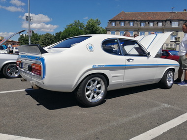 Offene Motorhauben mit gepflegtem Motorraum locken Zuschauer an
Open bonnets with well-maintained engine compartments attract spectators
Les capots ouverts avec un compartiment moteur bien entretenu attirent les spectateurs